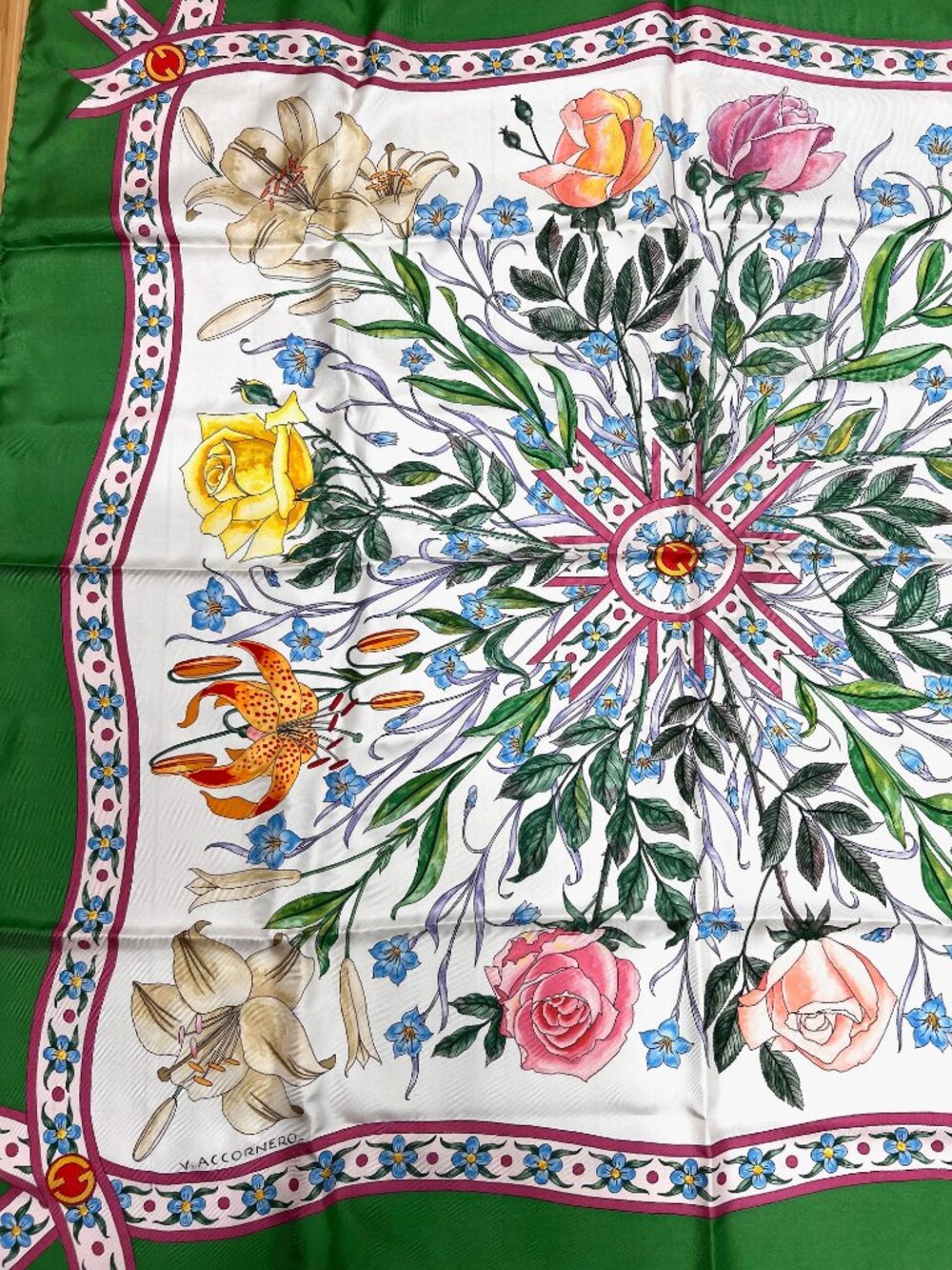 Beautiful Gucci V. ACCORNERO Floral Silk Satin Scarf  Green Beige Pink Flora (22 - Picture 7 of 16